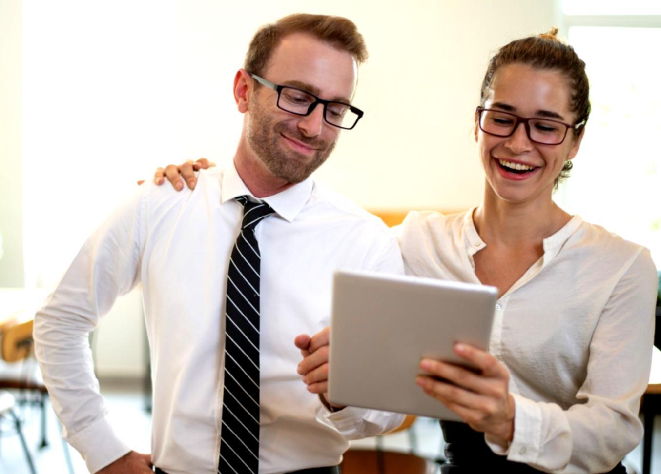 Finanzberichte und Analysewerkzeuge auf einem Schreibtisch
