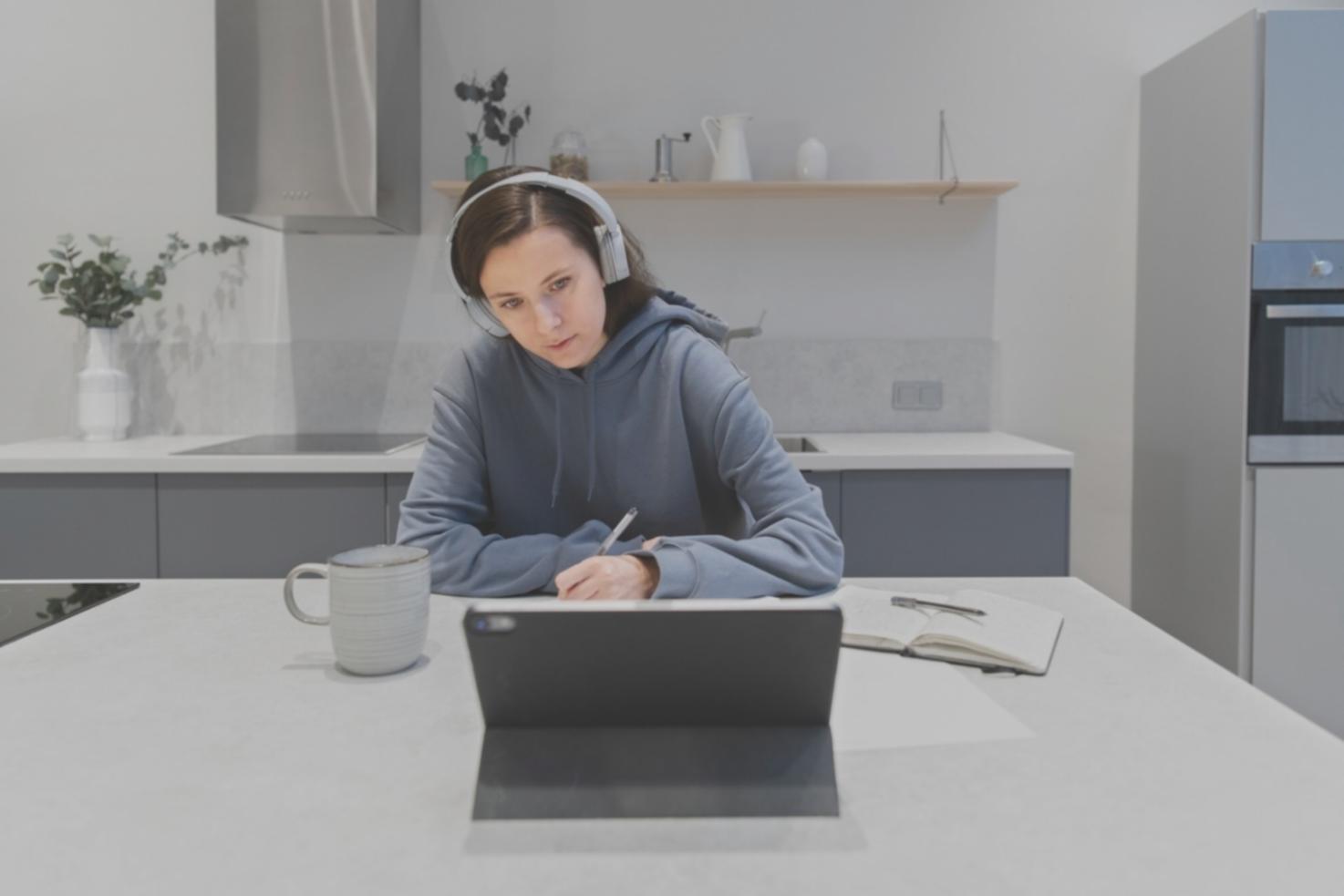 Finanzanalyst arbeitet mit Daten und Charts